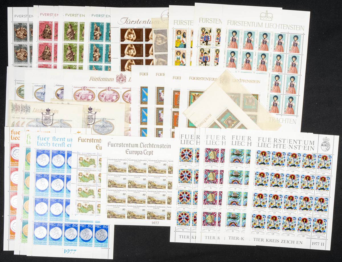 989 | Liechtenstein. Stock de Series y Sellos