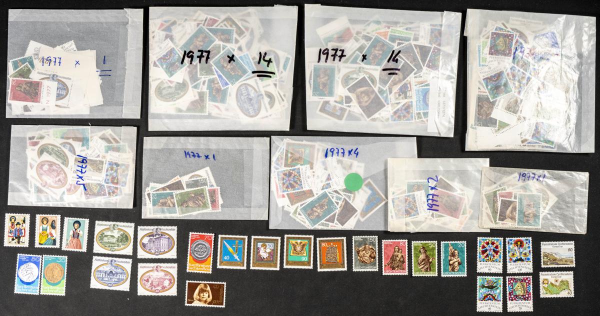 811 | Liechtenstein. Stock de Series y Sellos