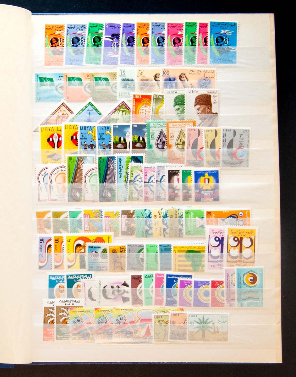 699 | Lots and Collections